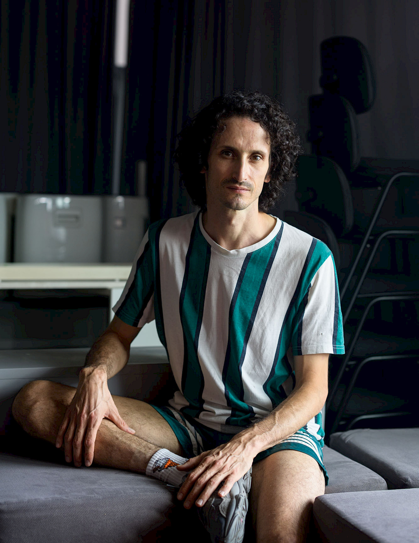 Phil Dera Portrait von Marcio Canabarro, sitzend in Sportkleidung