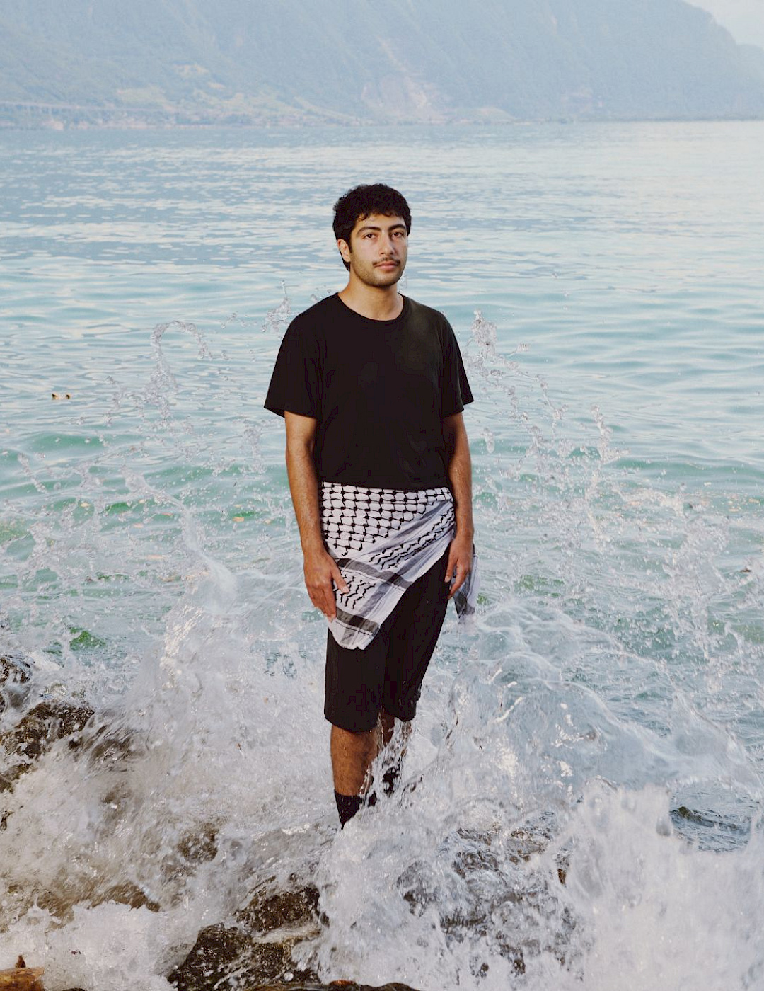 Matthieu Croisier Foto des Künstlers, von Wasser umgeben.
