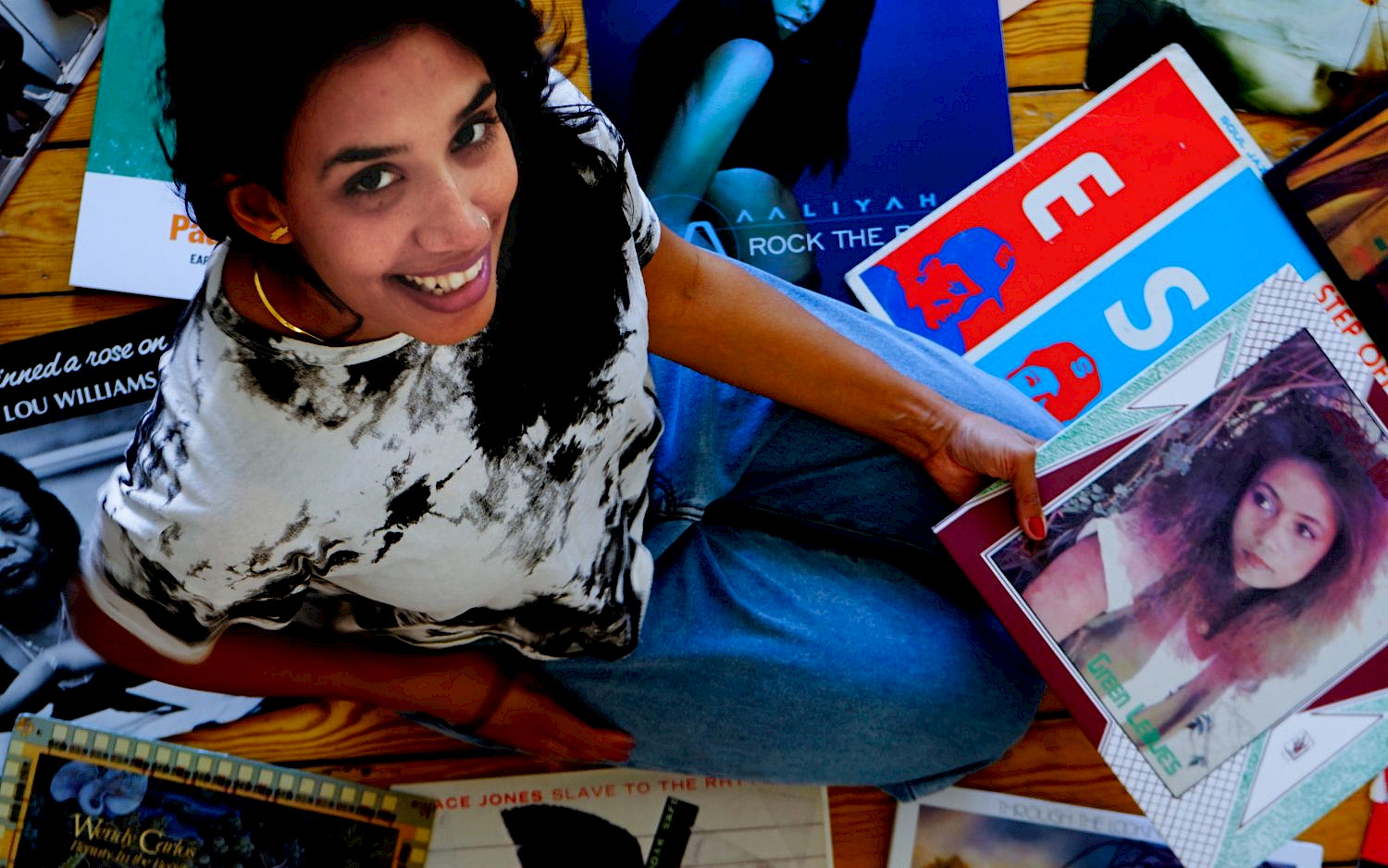 Descha Daemgen Daemgen zwischen bunten Schallplatten.