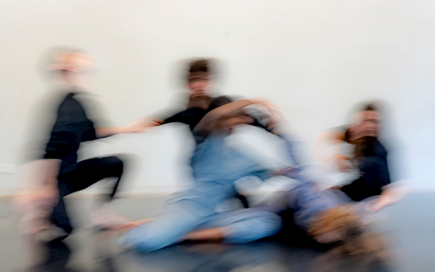 Harald Hoffmann Verschwommenes Bild von 5 Personen, die tanzen.