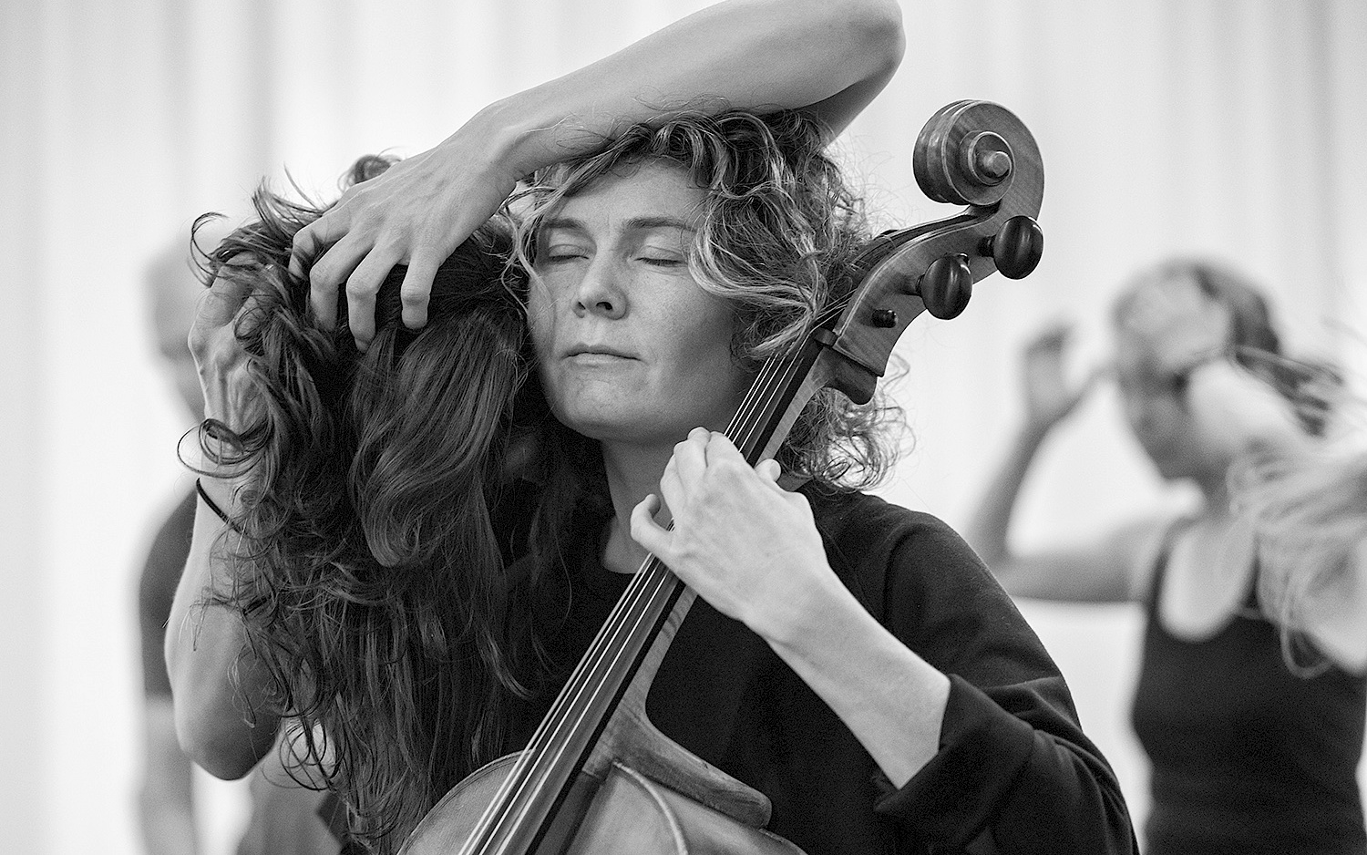 Eine Person am Cello und eine Tänzerin in verschlungener Pose